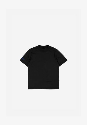 Camiseta preta de manga curta exibida de forma plana, com um pequeno logotipo de texto azul na manga esquerda.