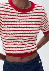 Rood-wit gestreepte korte gebreide trui, met een geribbelde ronde halslijn en zoom, en een textuur patroon over het hele oppervlak.