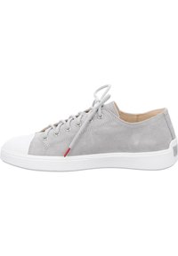 Baskets en suède gris avec un embout et une semelle en caoutchouc blanc, œillets en métal ronds et lacets plats. Présente un petit détail d'accent rouge.