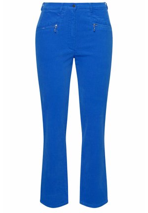 Blauwe, rechte broek van een zachte stof met twee ritszakken aan de voorkant en een knoopsluiting. Heeft een gladde textuur.