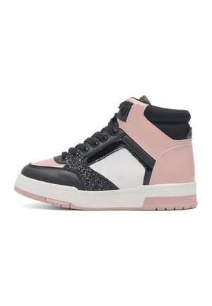 Zapatillas altas con paneles en rosa, negro y blanco, detalles con purpurina y materiales texturizados. Suela de goma con talón elástico.