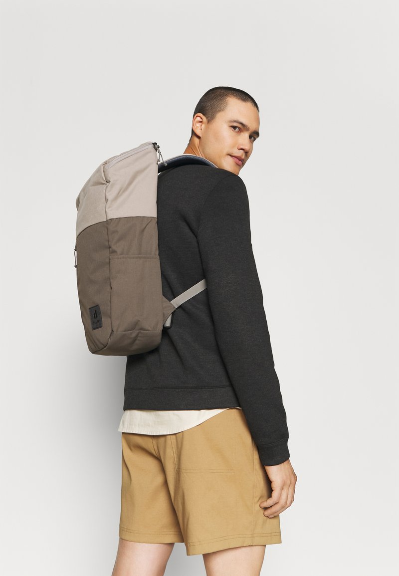 Deuter UP STOCKHOLM UNISEX Tagesrucksack stone pepper/beige