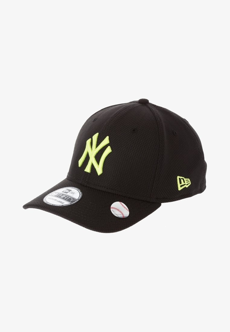 Casquette de baseball noire avec logo NY jaune néon à l'avant, logo de la marque sur le côté, et étiquettes de taille et de baseball sur la visière.