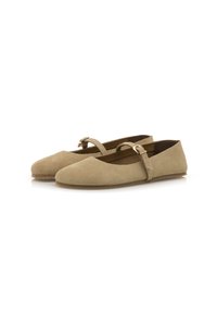 Bailarinas de ante beige con puntera redondeada y una única correa ajustable en el empeine. Textura suave y diseño minimalista.
