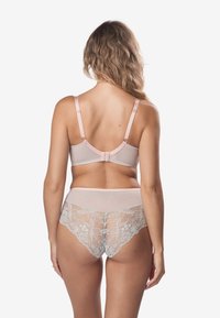 Różowy stanik z koronkowym wykończeniem, wykonany z siateczki i z regulowanymi ramiączkami. Pasujące różowe i jasnoniebieskie koronkowe majtki z kwiatowym wzorem i przezroczystą fakturą.