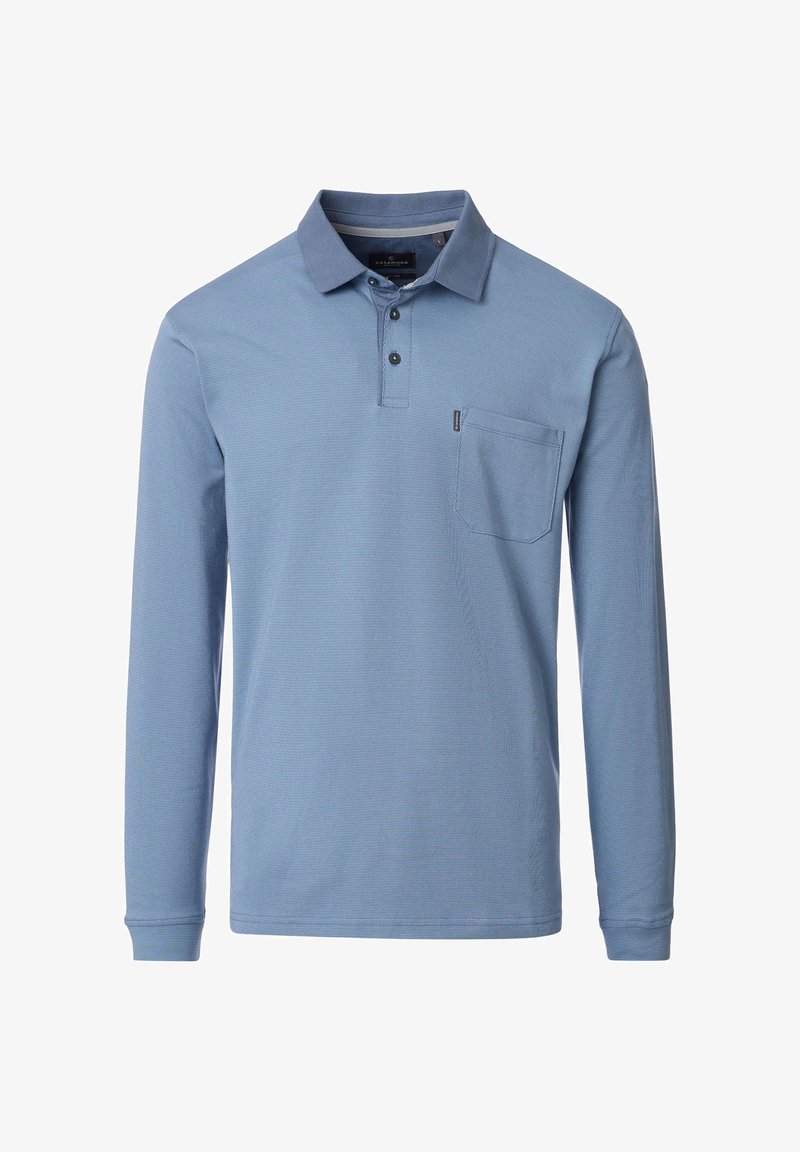 Koszulka polo z długim rękawem w jasnoniebieskim kolorze, wyposażona w kołnierzyk na guziki, teksturowaną tkaninę oraz kieszeń na piersi.