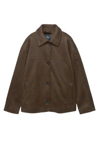 Veste en suède marron avec un col, fermeture à bouton sur le devant, deux poches latérales et un simple design cousu sur la poitrine.