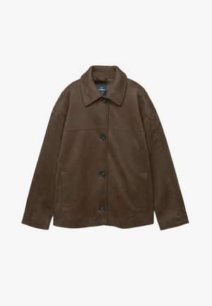 Brun ruskindjakke med krave, knaplukning foran, to sidelommer og et enkelt stikdesign på tværs af brystet.