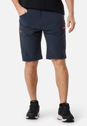 Marineblaue Shorts aus leichtem Material, mit Seitentaschen, orangen Akzenten und einem knielangen Schnitt, kombiniert mit schwarzen Sportschuhen.
