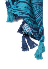 Sciarpa con motivo blu e verde mare, caratterizzata da orli frangiati, realizzata in morbido tessuto con design a righe e geometrici.