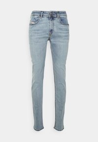 Jeans de mezclilla azul claro con un corte ajustado, cinco bolsillos, costuras en contraste y un sutil desgaste. Cuenta con cremallera y cierre de botón.