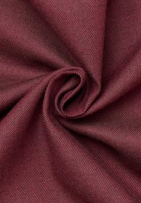 Bordeaux stof met een gladde textuur, voorzien van een subtiel diagonaal weefpatroon. Het materiaal is buigzaam en lichtgewicht, ideaal voor kleding.