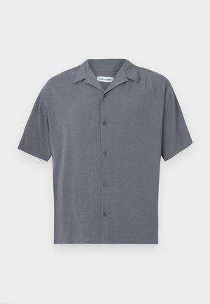 Camisa de manga corta, abotonada en gris oscuro, fabricada con una tela suave. Presenta un cuello extendido y seis botones frontales. Diseño minimalista.