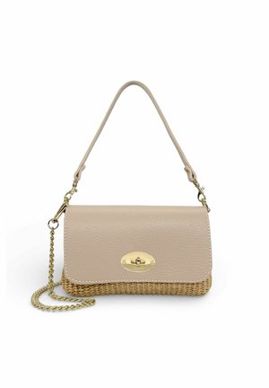 Sac à main beige en cuir et paille tressée avec fermeture à loquet dorée, bandoulière en cuir amovible et chaîne d’épaule dorée.