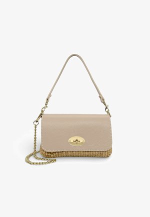 Sac à main beige en cuir et paille tressée avec fermeture à loquet dorée, bandoulière en cuir amovible et chaîne d’épaule dorée.