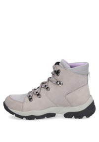 Jasnoszare buty trekkingowe wykonane z zamszu i siatki, posiadające metalowe oczka, teksturowaną podeszwę oraz wyściełany kołnierz z fioletowym akcentem.