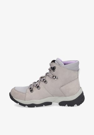Scarponi da trekking grigio chiaro realizzati in suede e mesh, con occhielli in metallo, suola testurizzata e collare imbottito con accenti viola.