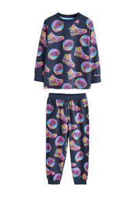 Tamsiai mėlyna pižama ilgomis rankovėmis su spalvingais krepšinio kamuolių ir sportbačių raštais. Pagaminta iš minkštos medžiagos, su gofruotais rankogaliais ir elastine juosmens juosta.