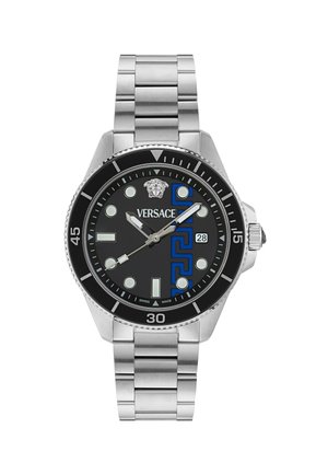 Srebrna kovinska zapestna ura Versace s črnim številčnico, modrim dekorativnim vzorcem, okencem za datum in okroglimi označevalci ur, ki prikazuje 10:10:40.