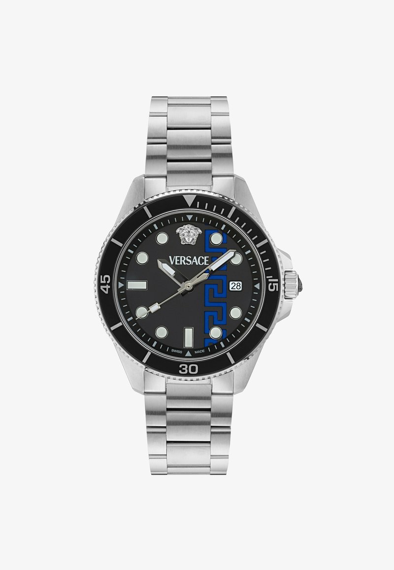 Montre-bracelet Versace en métal argenté avec cadran noir, motif décoratif bleu, guichet de date et index ronds, indiquant 10:10:40.