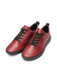 Rote Ledersneaker mit schwarzen Schnürsenkeln, strukturierten Seiten, Reißverschlussdetails und einer dicken schwarzen Gummisohle. Abgerundete Zehen und niedrig geschnittenes Design.