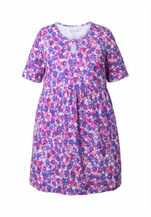 Šaty s krátkým rukávem a nařaseným pasem, s výrazným květinovým vzorem v odstínech fialové, růžové, bílé a nádechy oranžové.