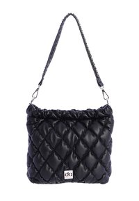 Bolso negro acolchado con la parte superior fruncida. Cuenta con una correa corta de cadena, textura brillante y un pequeño detalle metálico con el logo en el frente.