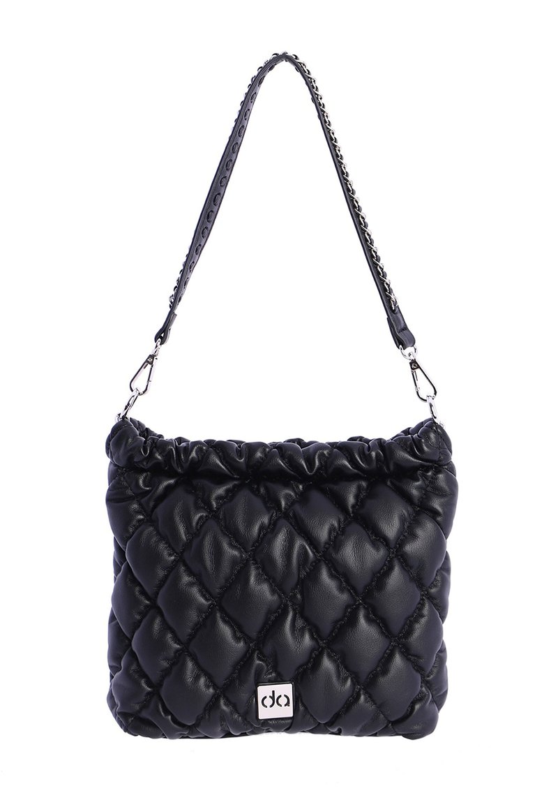 Bolso negro acolchado con la parte superior fruncida. Cuenta con una correa corta de cadena, textura brillante y un pequeño detalle metálico con el logo en el frente.