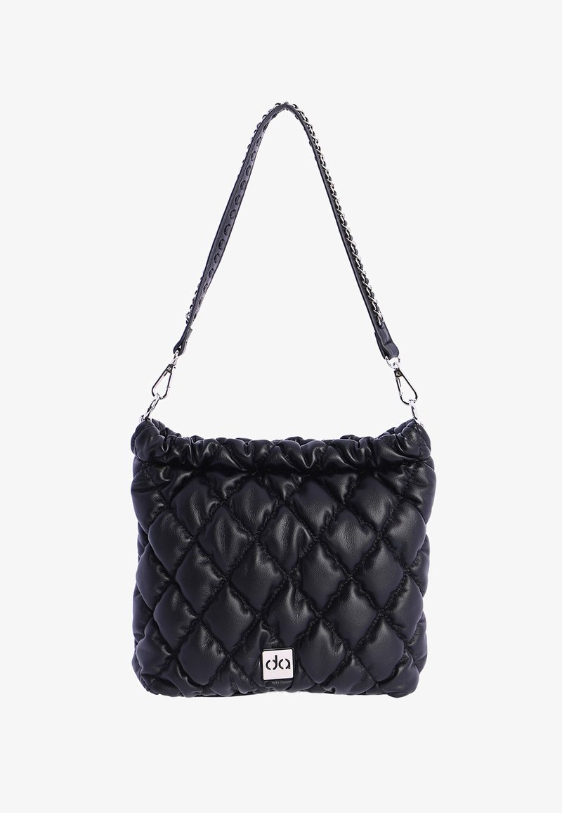 Bolso negro acolchado con la parte superior fruncida. Cuenta con una correa corta de cadena, textura brillante y un pequeño detalle metálico con el logo en el frente.