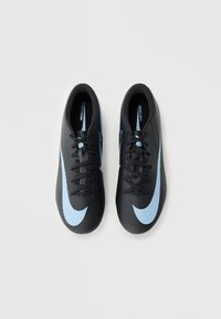 Svarta Nike Mercurial fotbollsskor med ljusblå detaljer, texturerad yta, snörningsdesign och framträdande swoosh på varje sida.