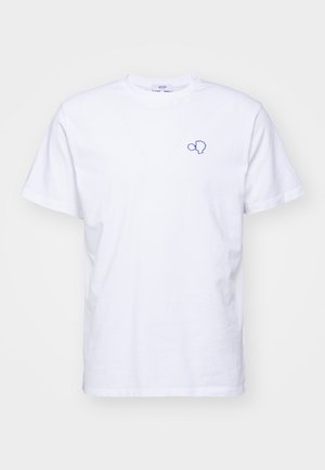 Weißes Baumwoll-T-Shirt mit einem blauen gestickten Design auf der linken Brust. Kurze Ärmel und ein Rundhalsausschnitt mit normaler Passform.