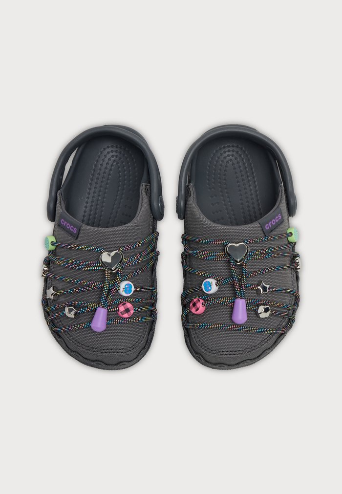 Crocs CRAFTEDFRIENDSHPBRACELETCLOGK - Clogs - carbon