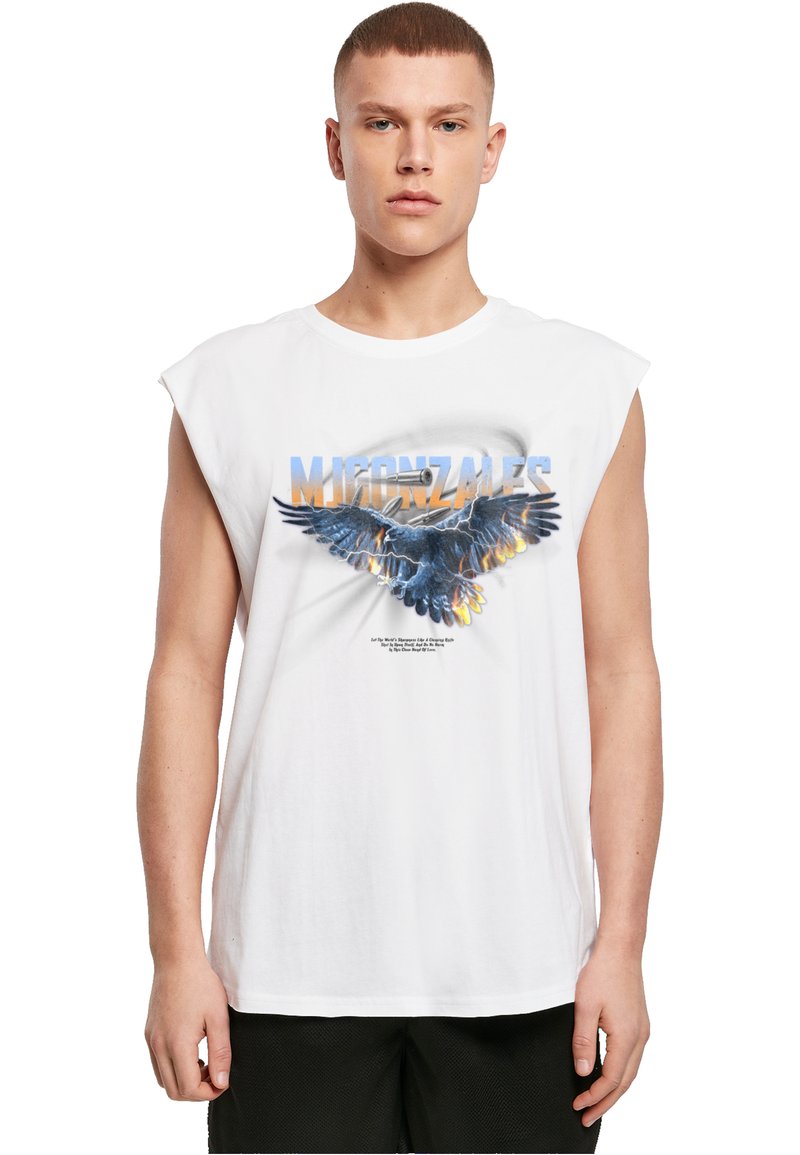 Weißes ärmelloses T-Shirt mit einer auffälligen Grafik eines Adlers mit orangefarbenen und blauen Akzenten, darunter der Text "MIGONZALES", aus weichem Baumwollmaterial.