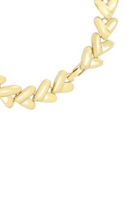 Eine goldfarbene, herzförmige Gliederkette mit glatten, spiegelnden Oberflächen und einem abgerundeten Design, verbunden durch kleine, robuste Verschlüsse.