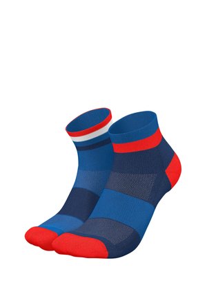 Paar Mid-Ankle-Socken mit roten Zehen, blauen und marineblauen Streifen, ein Socken hat rote und weiße Streifen am Bündchen, der andere einfarbig blaues Bündchen.