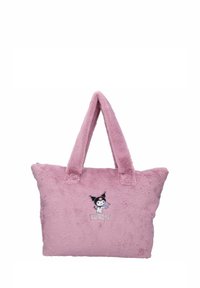 Vaaleanpunainen pörröinen kantolaukku, jossa on kaksi kahvaa ja kirjailtu mustavalkoinen hahmo, joka pitää sylissään purple väristä nallekarhua, nimeltään "KUROMI."