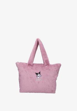 Rosa, flauschige Tragetasche mit zwei Griffen und einer gestickten schwarz-weißen Figur, die einen lila Teddy hält, mit der Beschriftung "KUROMI".