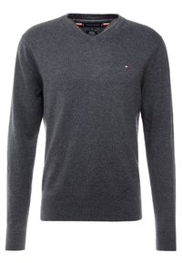 Szary sweter z dekoltem w serek, wykonany z miękkiego materiału, z długimi rękawami. Posiada minimalistyczne logo na klatce piersiowej oraz ribbowane mankiety i dół.