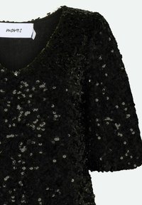 Vestido negro de lentejuelas con escote amplio y mangas cortas. Presenta una superficie texturizada con brillantes lentejuelas que reflejan la luz.