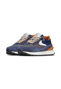 Sneaker in tessuto navy con lacci beige, dettagli arancioni e logo bianco. Caratterizzato da una soletta ammortizzata e un design superiore multi-texturizzato.