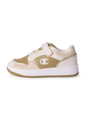 Beżowo-białe niskie sneakersy z paskiem na rzep, sznurówkami i teksturowaną podeszwą, z białym logo Champion na bocznej części.