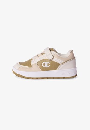 Beżowo-białe niskie sneakersy z paskiem na rzep, sznurówkami i teksturowaną podeszwą, z białym logo Champion na bocznej części.