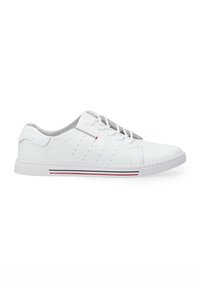 Weiße Schnürsneaker aus glattem Leder. Verfügt über Belüftungs�öffnungen an der Seite und eine strukturierte Gummisohle mit roten und marineblauen Streifen.