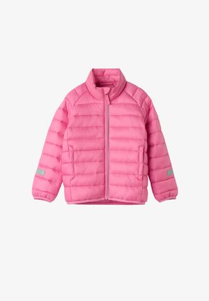 Polstret lyserød jakke med opretstående krave, fuld lynlås foran, to sidelommer og reflekterende detaljer på ærmerne. Glat tekstur.