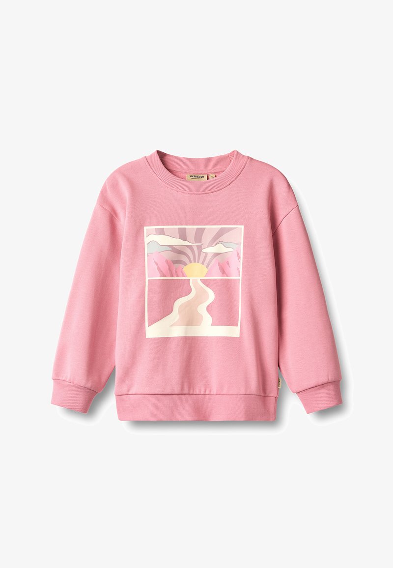 Sweat-shirt rose à manches longues avec un graphique représentant un chemin sinueux menant à un soleil jaune, des montagnes roses, des nuages et des lignes rayonnantes aux couleurs pastel douces.