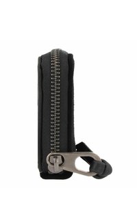 Zwarte portemonnee met een textuurstof aan de buitenkant, voorzien van een zilveren rits langs de rand en een zwarte ritstrekker.