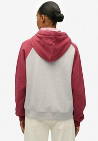 Sudadera con capucha de color burdeos en la capucha y mangas, cuerpo gris, puños y dobladillo acanalados. Textura suave, corte casual y diseño en colores de contraste.