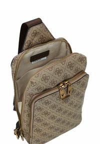 Borsa a tracolla in tessuto color cuoio con motivo logo in rilievo, doppi chiusure con zip e dettagli in metallo color oro. Dotata di tracolla regolabile e interno foderato.