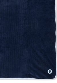 Coperta in corduroy blu navy con una superficie testurizzata, con bordo bianco e un logo circolare con il numero 8 nell'angolo in basso a destra.