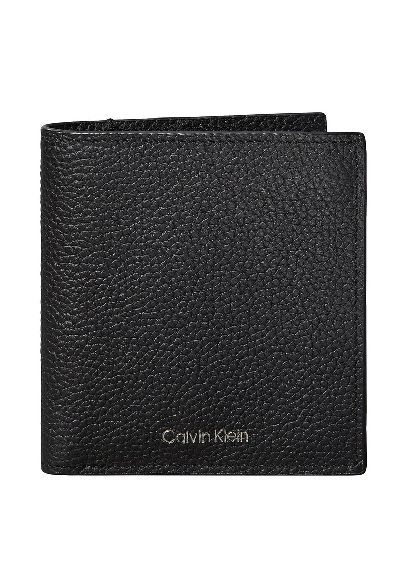 Portafoglio in pelle nera con superficie strutturata, design a bifold e logo in rilievo dorato sulla parte frontale inferiore.